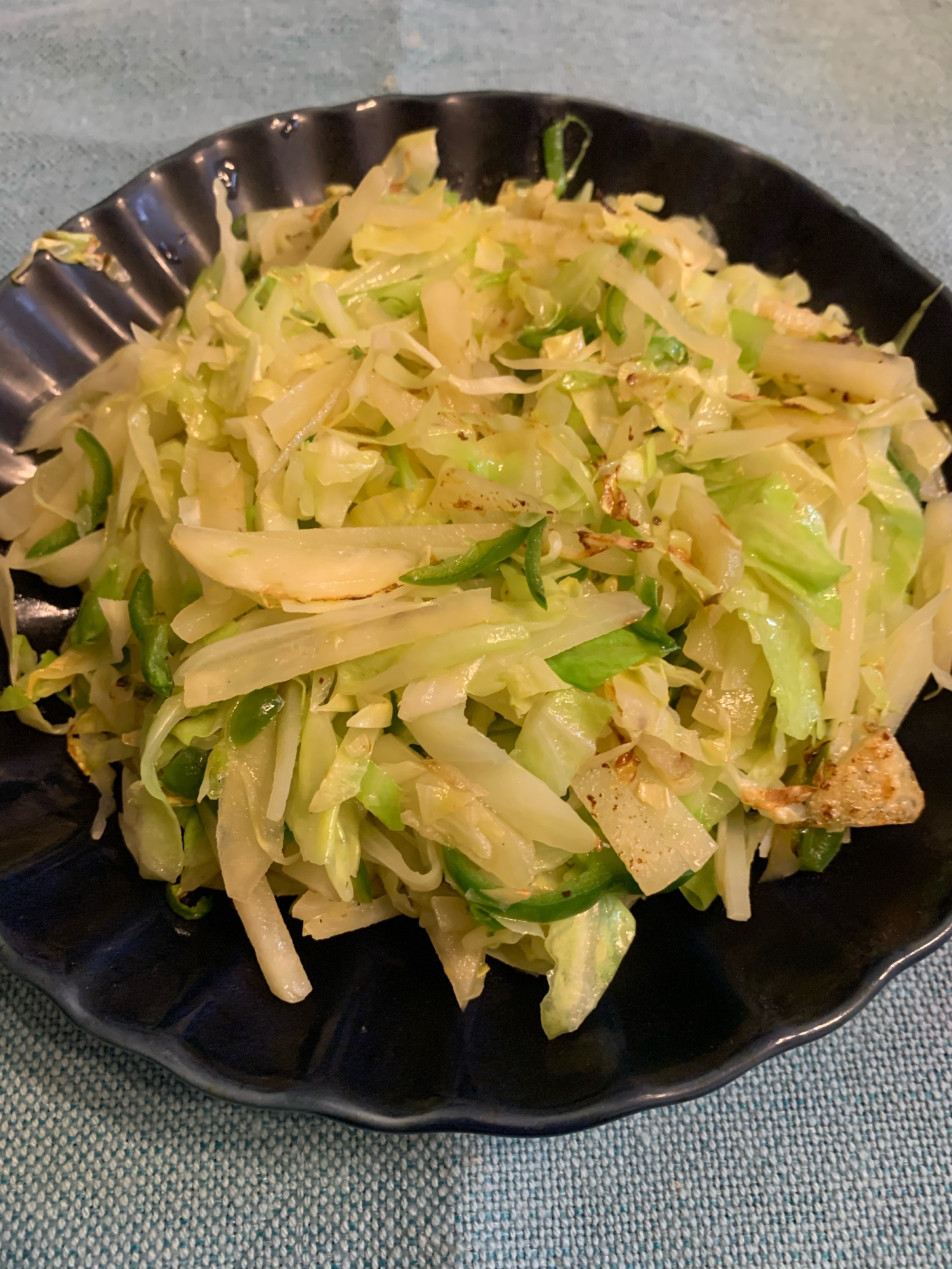 低カロリーでお腹いっぱい！キャベツとじゃがいも炒め