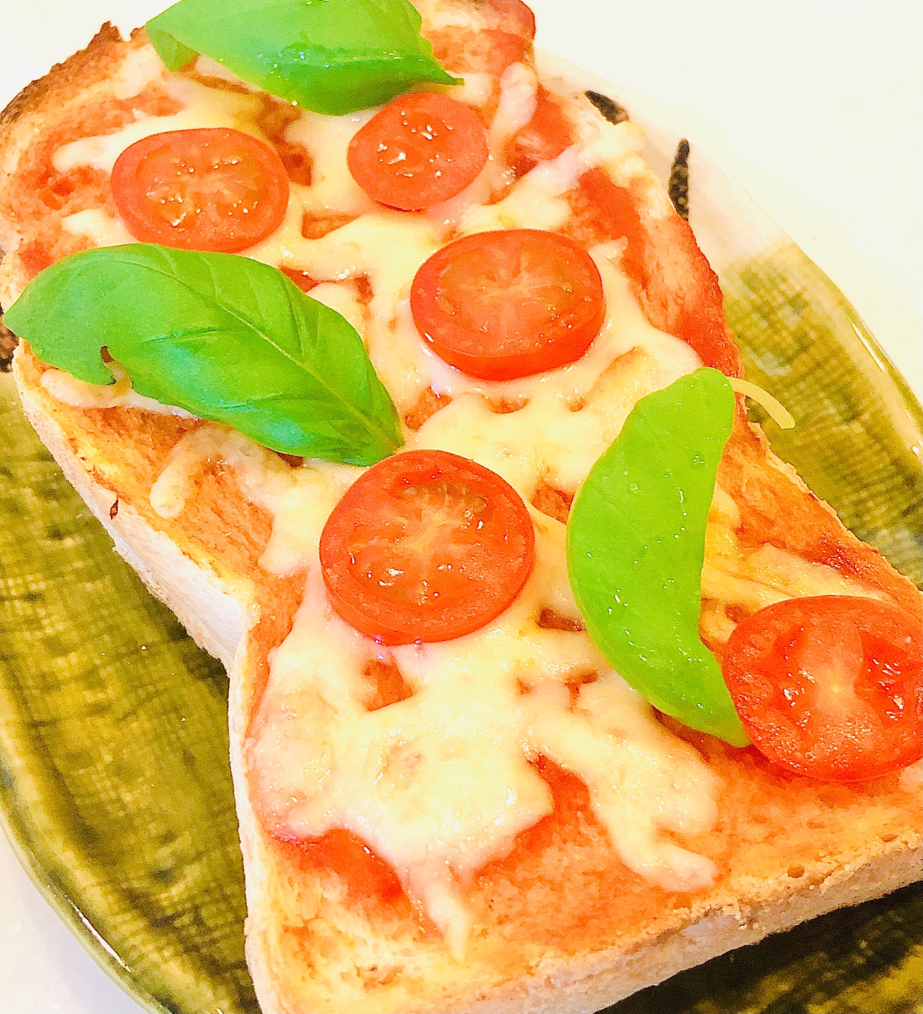 美味しい♡トマトとバジルのピザ風トースト