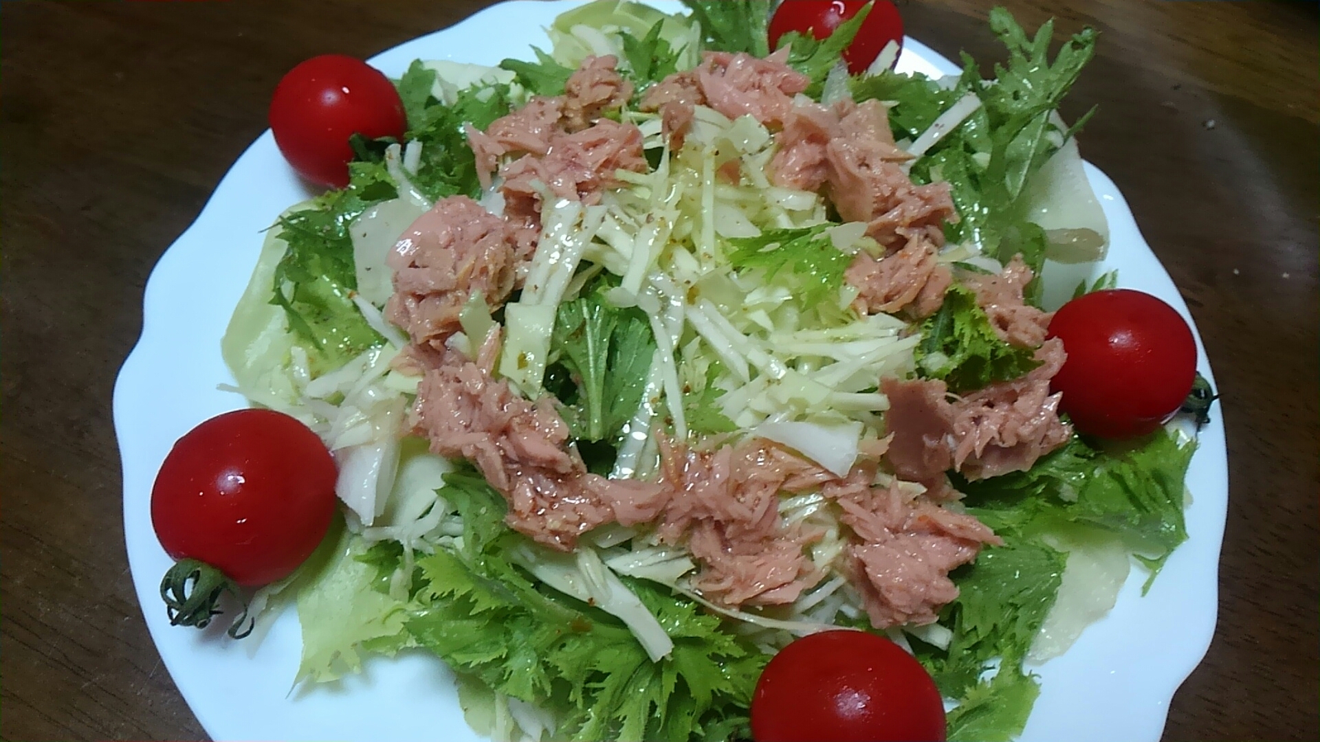 ツナ・わさび菜・レタス・キャベツ・トマトのサラダ