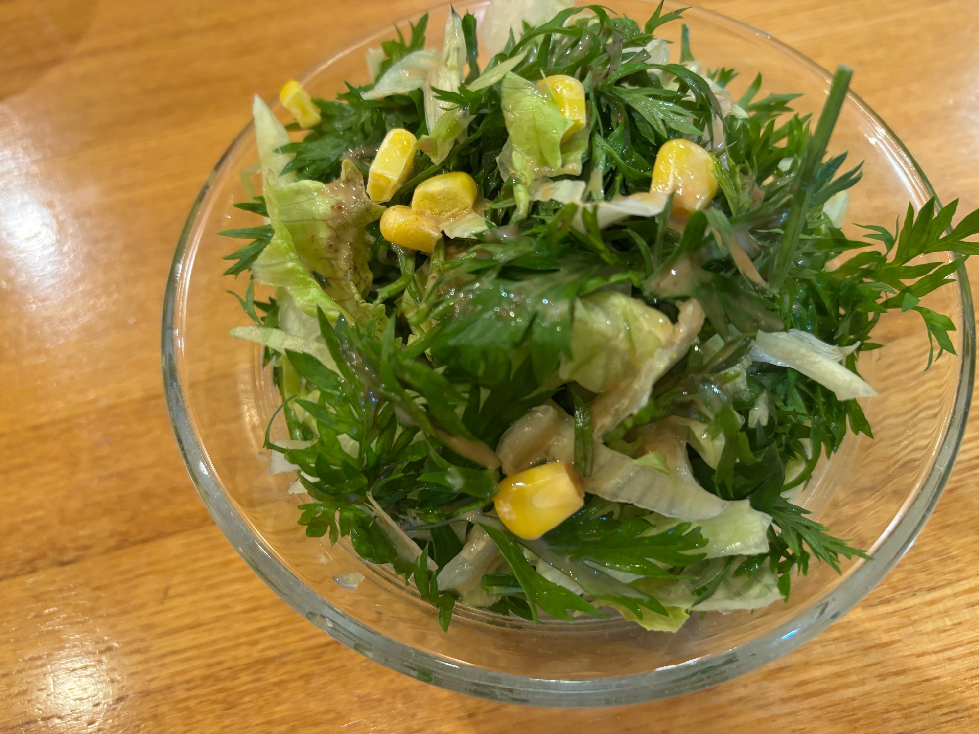 レタスとにんじんの葉とコーンのサラダ