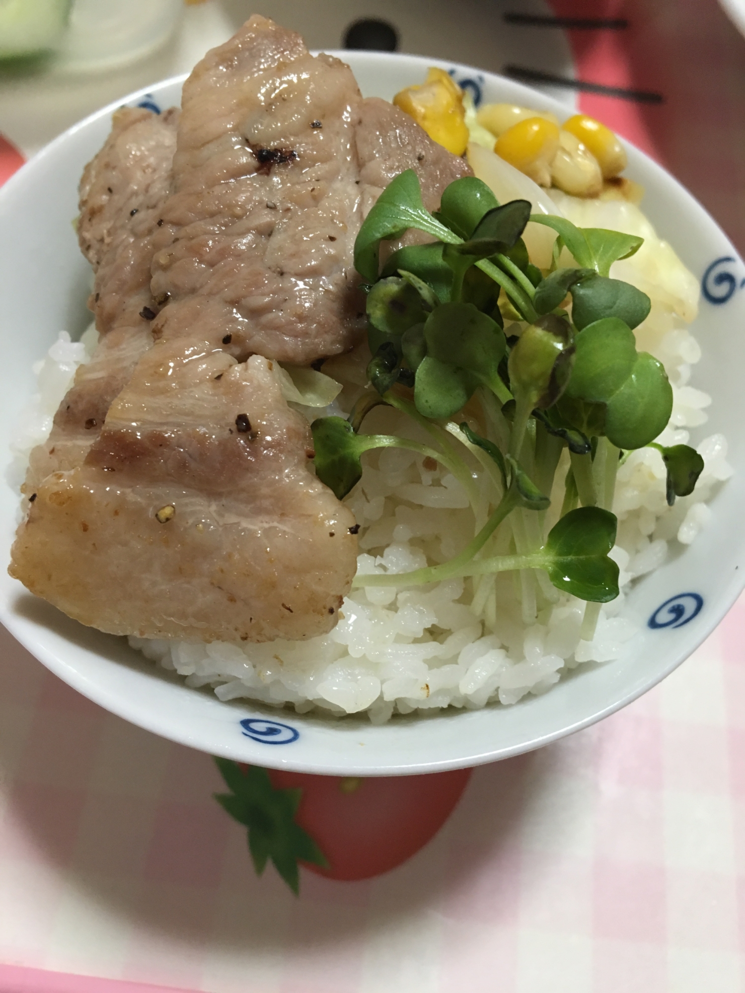 豚肉かたロース焼肉と貝割れ大根とコーンの丼☆