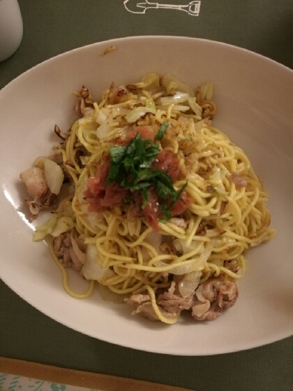 つまみにも美味しい。梅と鶏肉の簡単♩塩焼きそば