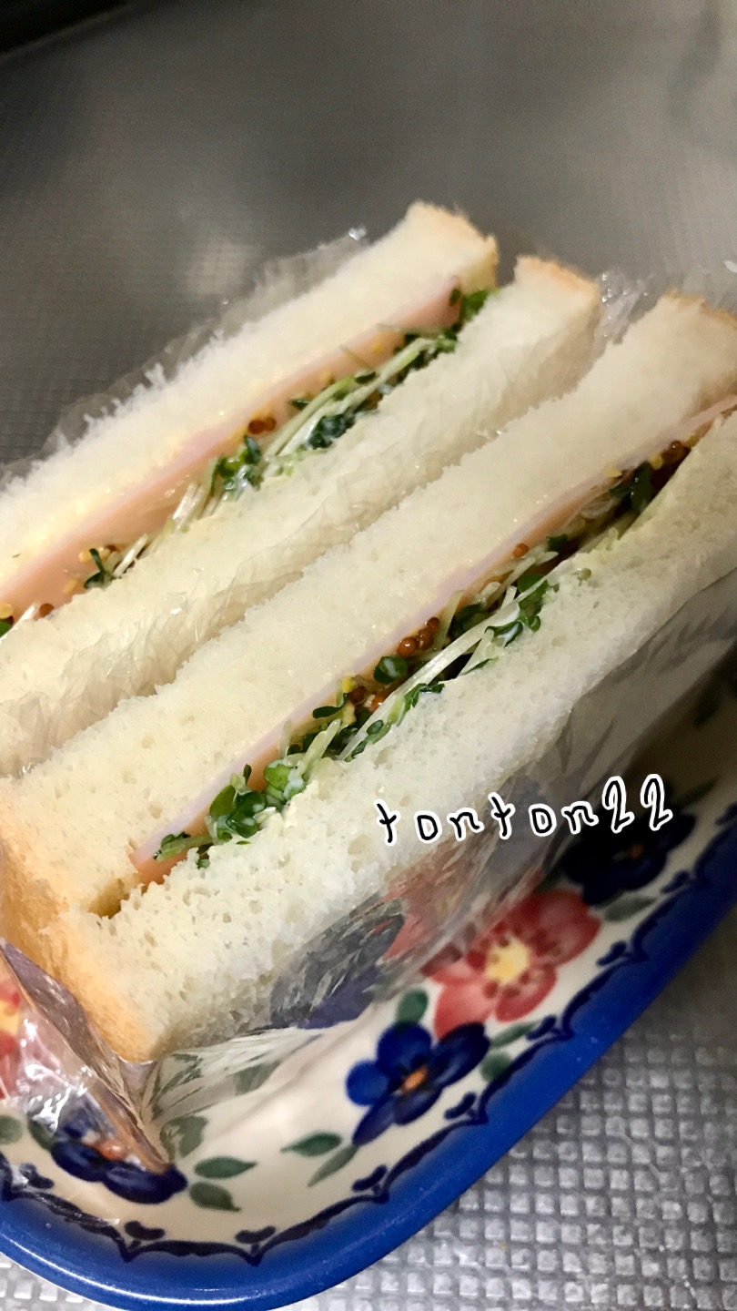 ハムとブロッコリースプラウトのサンドイッチ☆