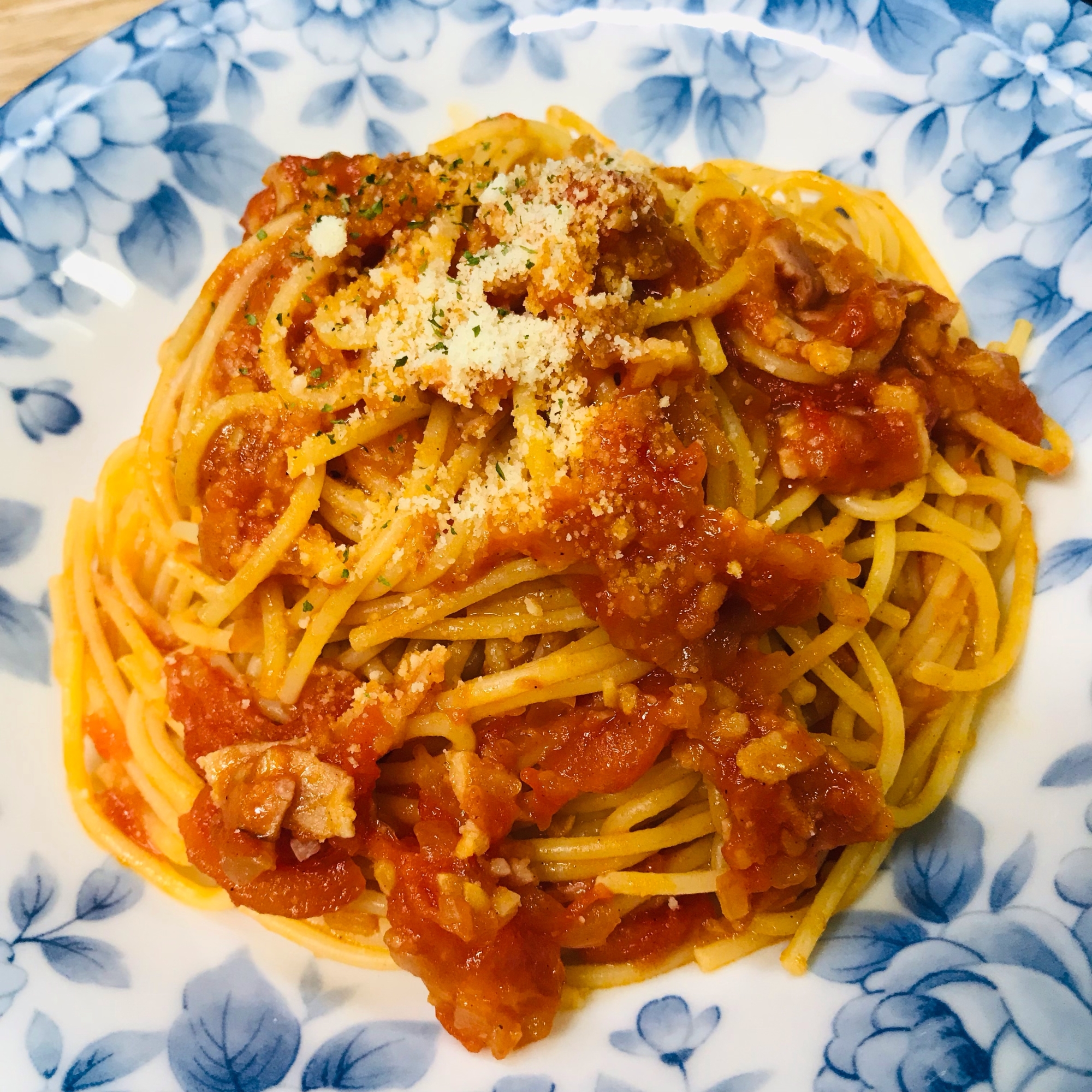 生のトマトから作ったトマトソーススパゲティ