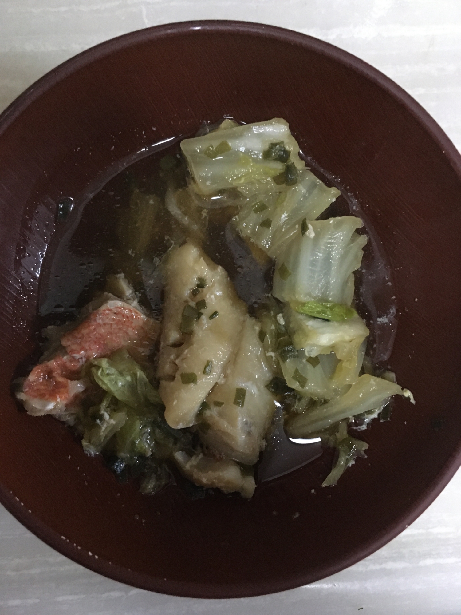 白菜と、赤身魚の昆布つゆ（めんつゆ）で煮物♪