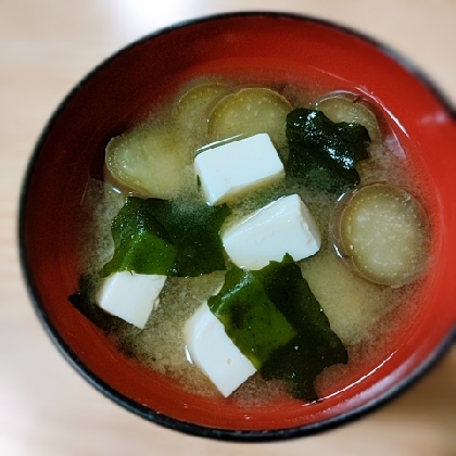 ワカメとナスと豆腐のお味噌汁