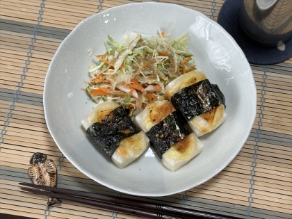 巻き海苔スタイルでワフーチ、真似っこさせて頂きました。麺つゆだし七味をふってピリリ…しかしコーヒーで、のモーニングでしたチーズだからコーヒーも悪くないドモゴチ様