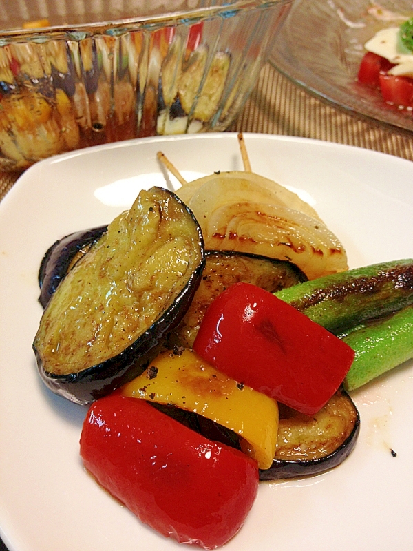 白い皿に盛り付けたなすとパプリカの焼き野菜マリネ風