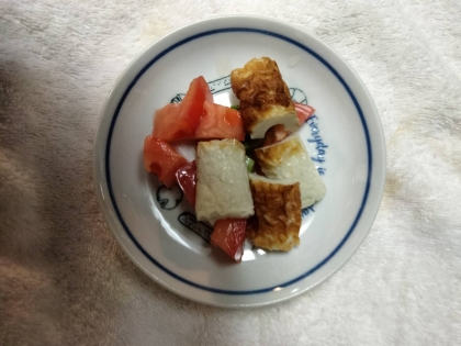 さつま揚げトマトのせ野菜サラダ