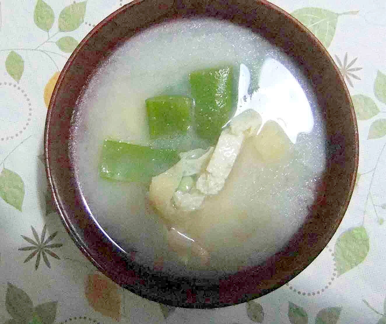 モロッコいんげんと油揚げの味噌汁