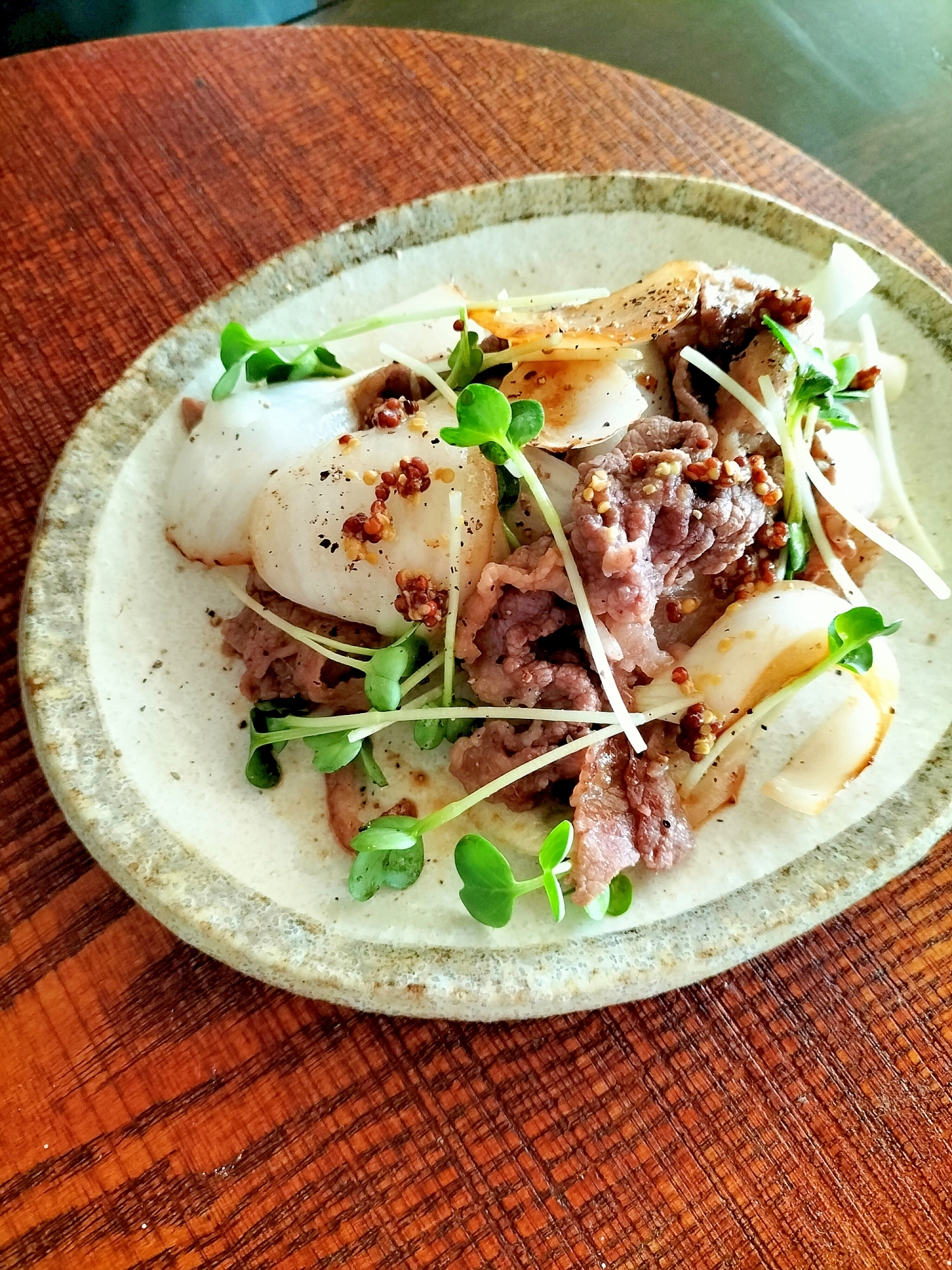 とろシャキ♩肉サラダ風牛肉と新玉ねぎの貝割れ炒め♪