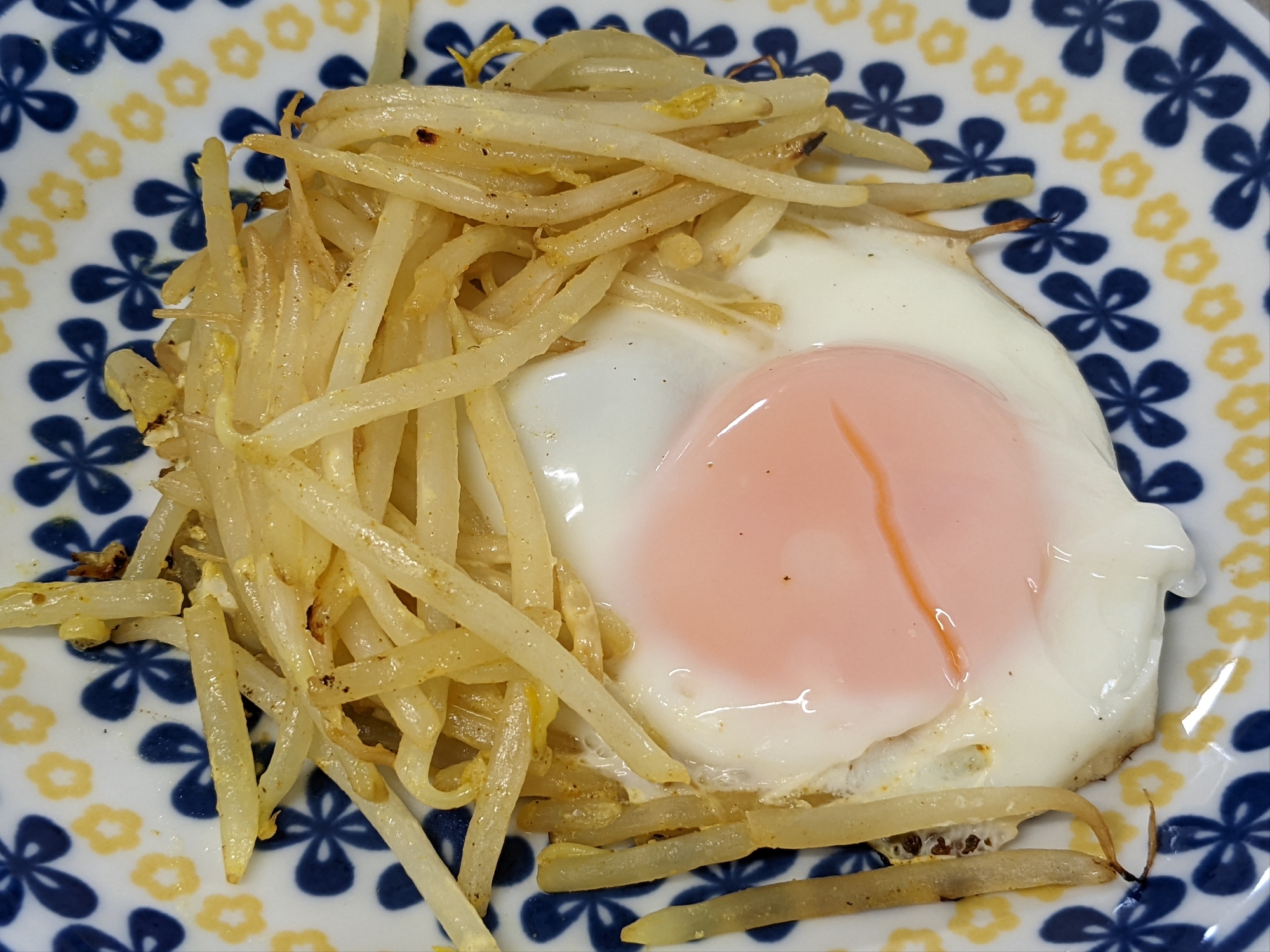 マヨカレーもやし目玉焼き