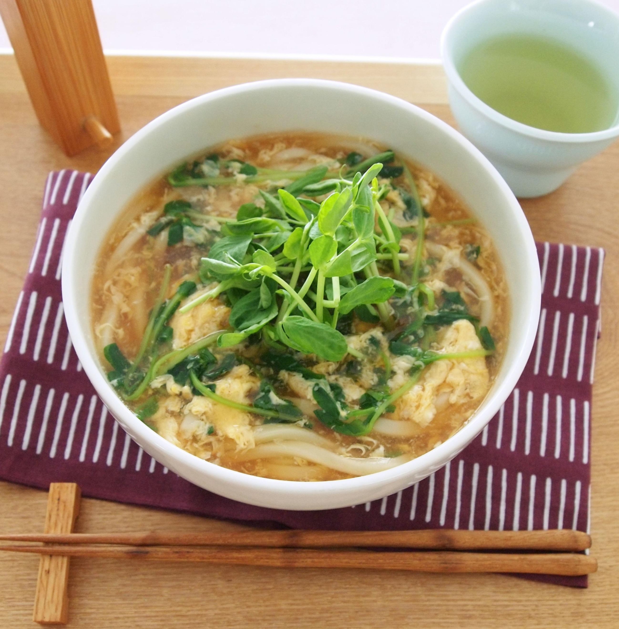 たっぷり豆苗のふわふわ玉子とじうどん