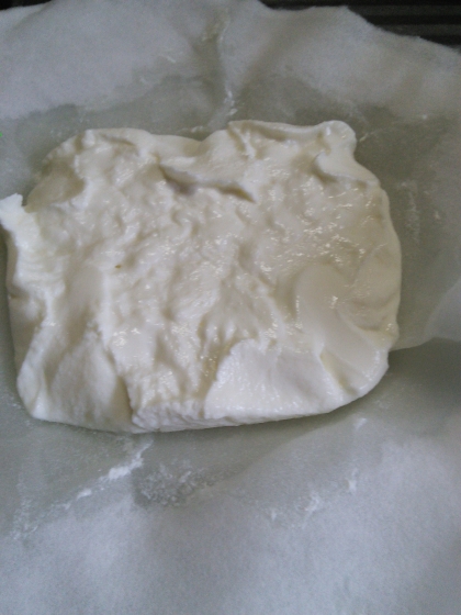 豆腐の水切り用タッパーで作ったので四角くなりました～(^○^)
クリームチーズ三田井で美味しいですね
レアチーズケーキになりました(^_^)v