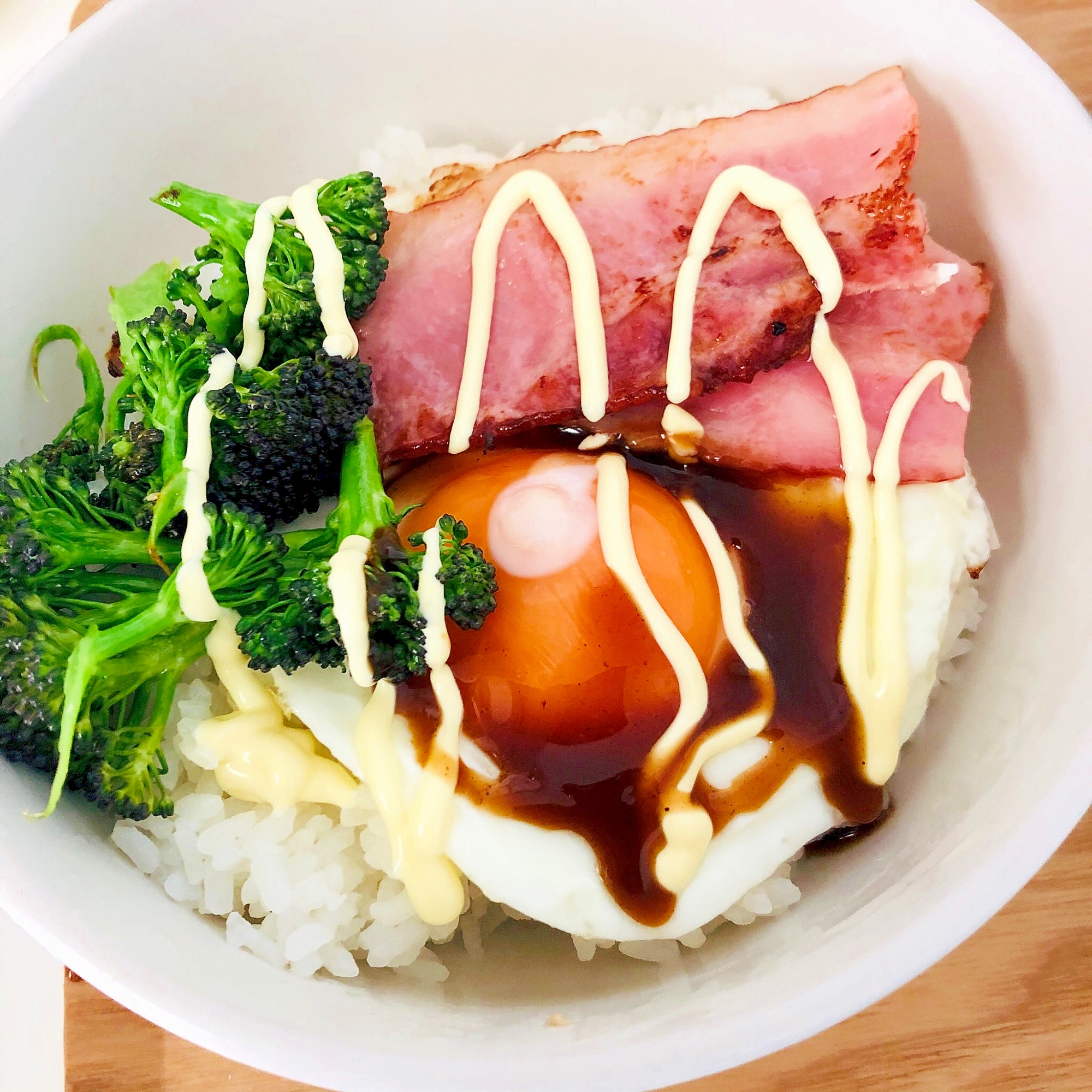 目玉焼きとベーコンとブロッコリーのせご飯