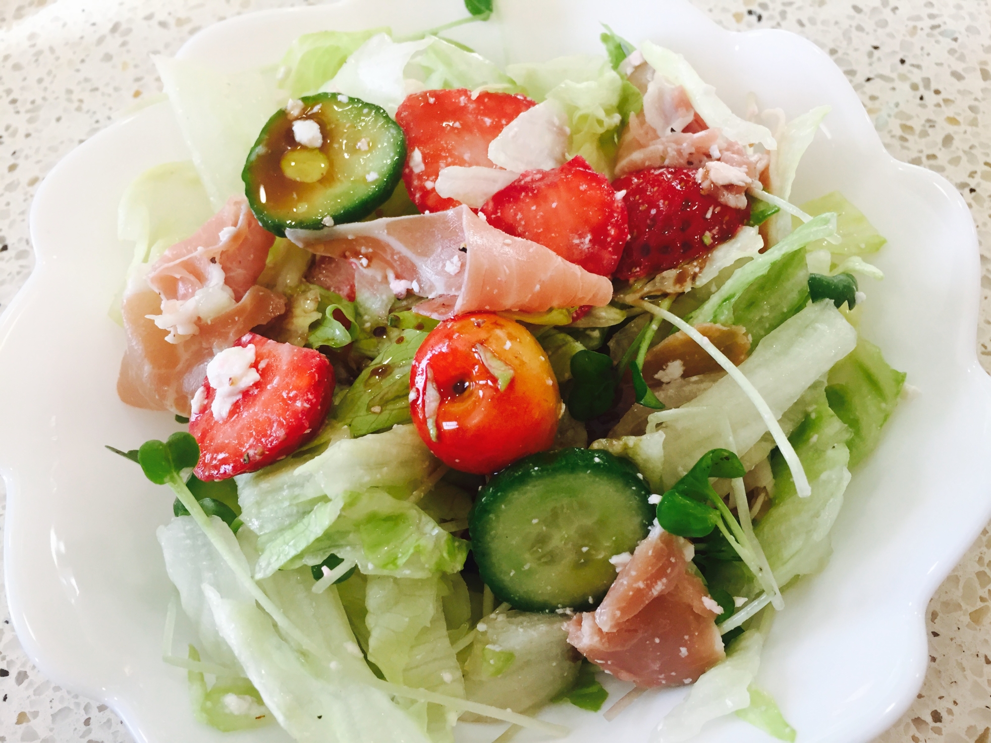 イチゴの大量消費に イチゴと生ハムのサラダ レシピ 作り方 By Masya0928 楽天レシピ