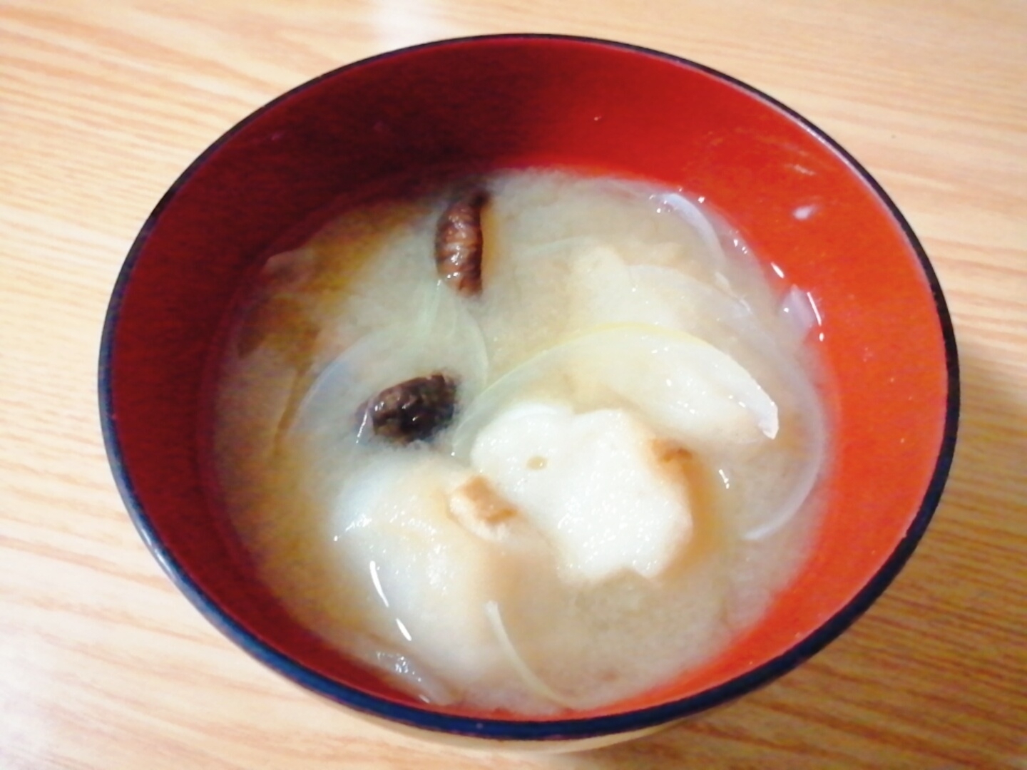 玉ねぎと椎茸と麩の味噌汁
