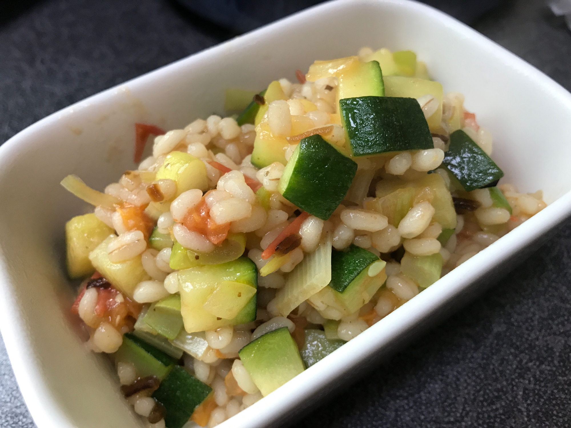 ズッキーニともち麦の和風ホットサラダ