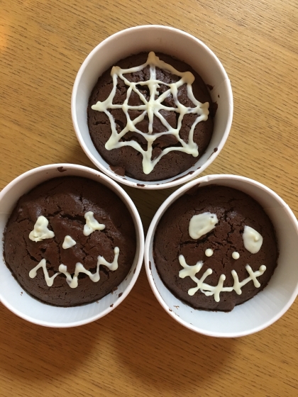 美味しく簡単に作れました！
表面が割れてしまったのは残念でしたが、ハロウィンにチョコペンで絵も描いて楽しめました(^^)
レシピありがとうございます♪