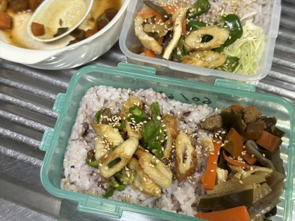 まっ茶っ茶おかずしかないなお弁当…な時に発見です！鮮やかピ緑に大好き竹ちくわ、内緒ですがキッチンばさみでじょきじょきやって出来ちゃいましたお助け足し算ドモゴチ様