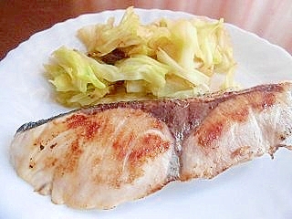 皿に盛られた、はまちのバターソテー