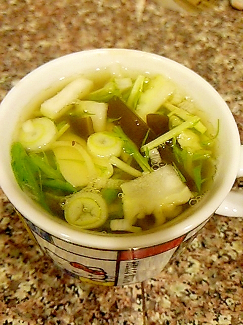 チンゲン菜と茎わかめのコンソメスープ