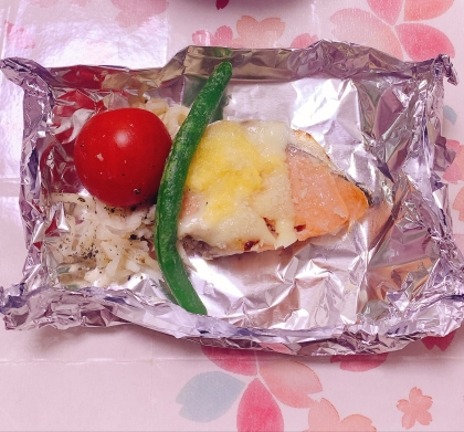 cachecacheちゃん♪鮭にチーズや野菜をのせて焼いてグラタン？風にしました♡相性ぴったりですね‎♡