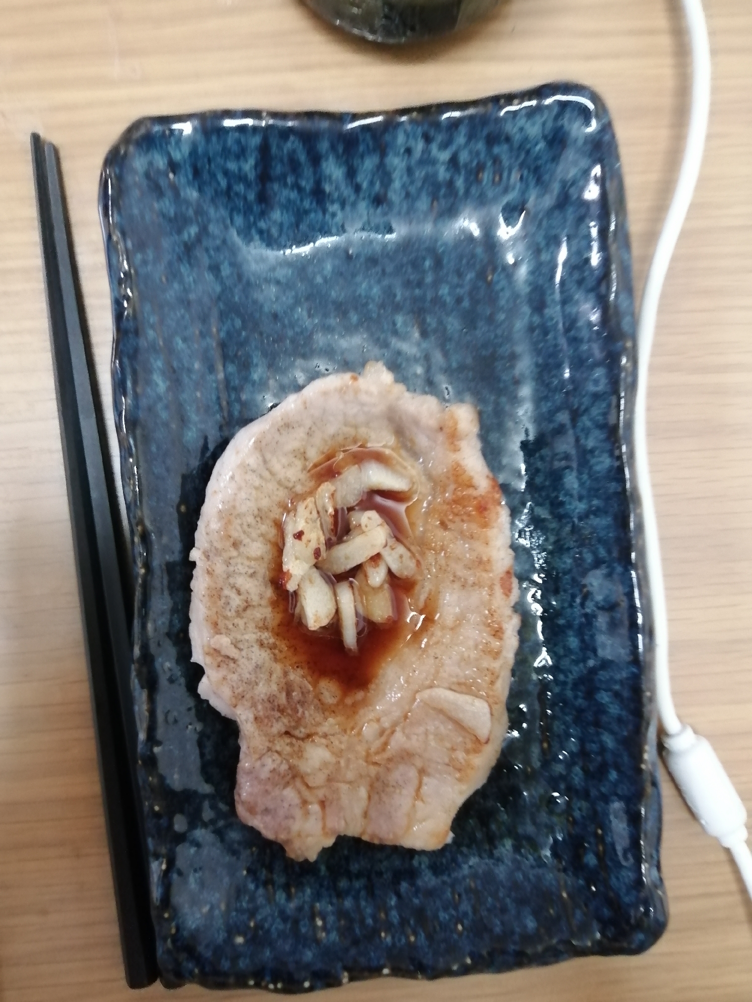 トンテキのニンニクポン酢ソース掛け