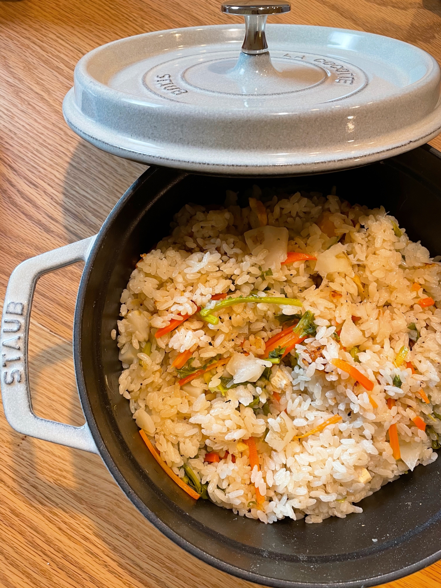 STAUBで菊芋と蕪の炊き込みご飯