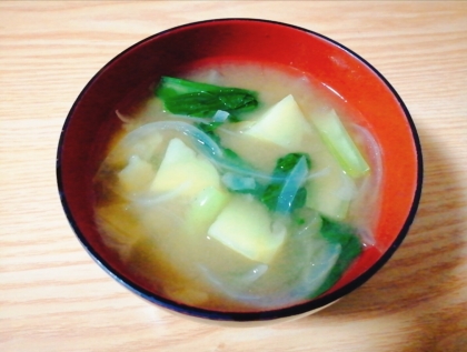 じゃがいもと小松菜と玉ねぎの味噌汁