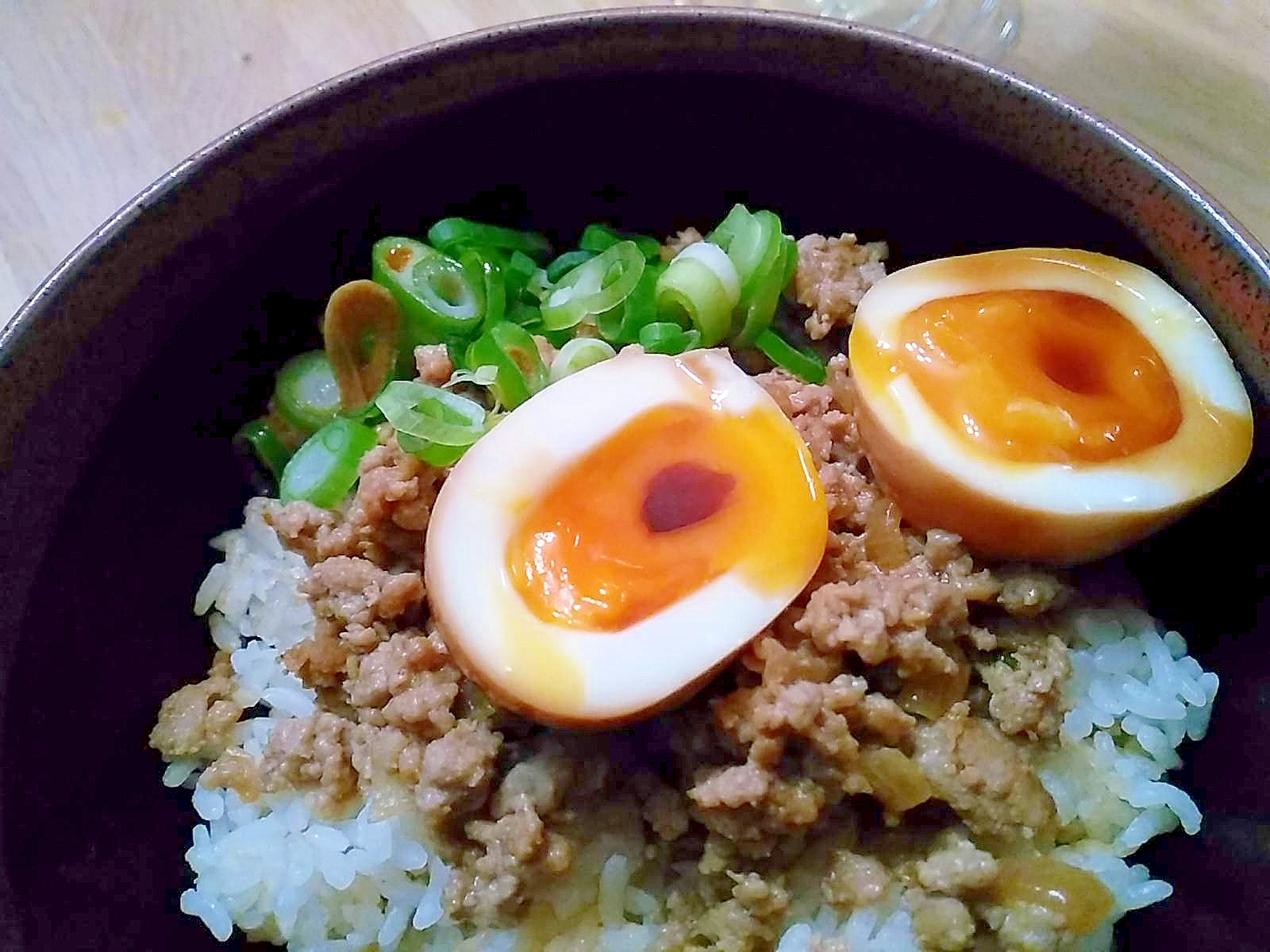 味噌そぼろと煮卵丼