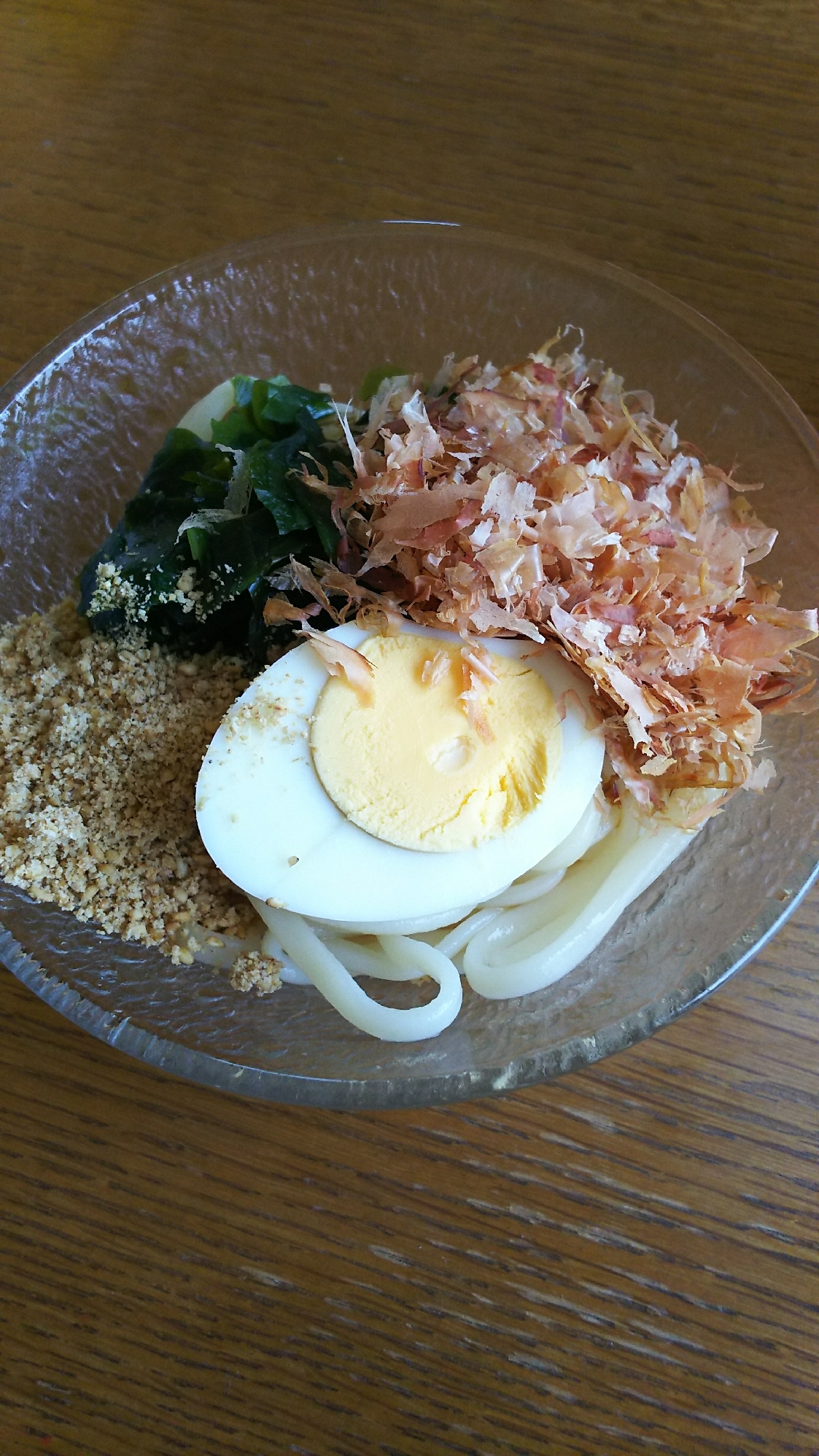 ゆで卵とわかめごま鰹節のうどん