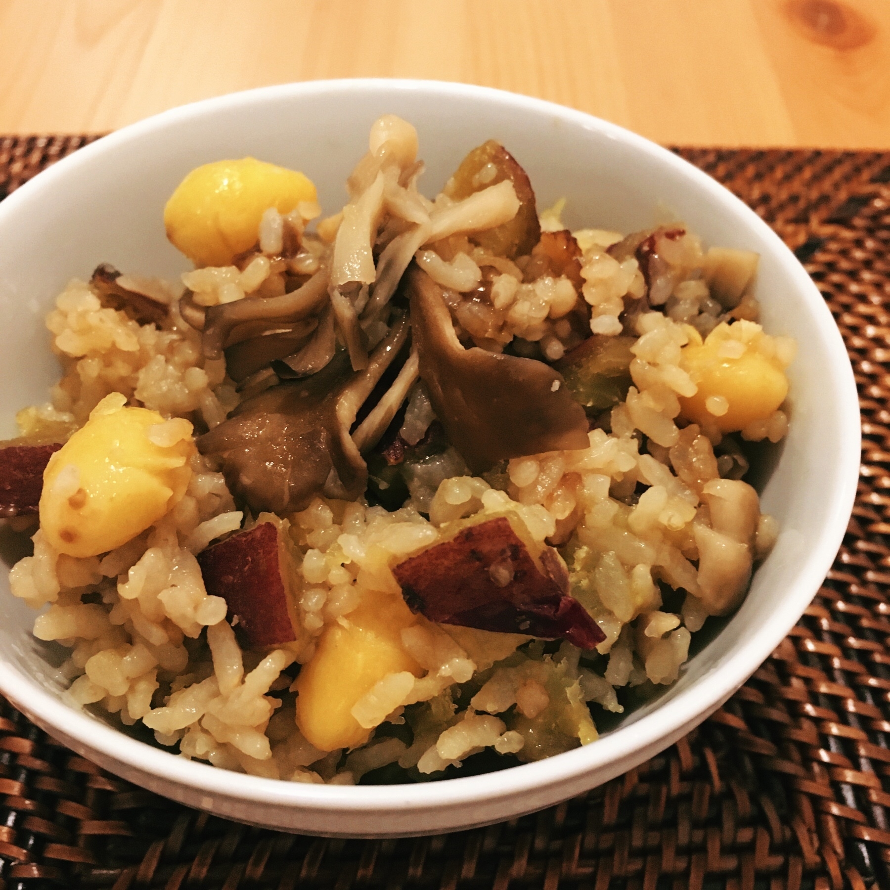 秋 サツマイモ、銀杏と舞茸の炊き込みご飯
