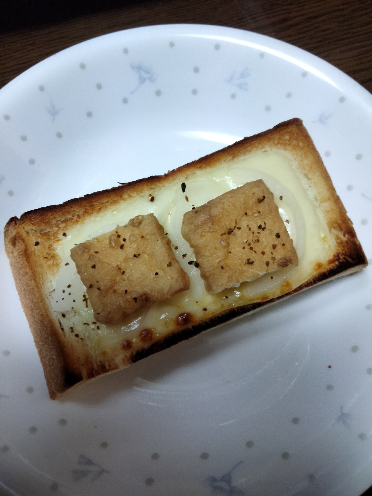 チーズトーストアレンジ 厚揚げのせ七味かけて
