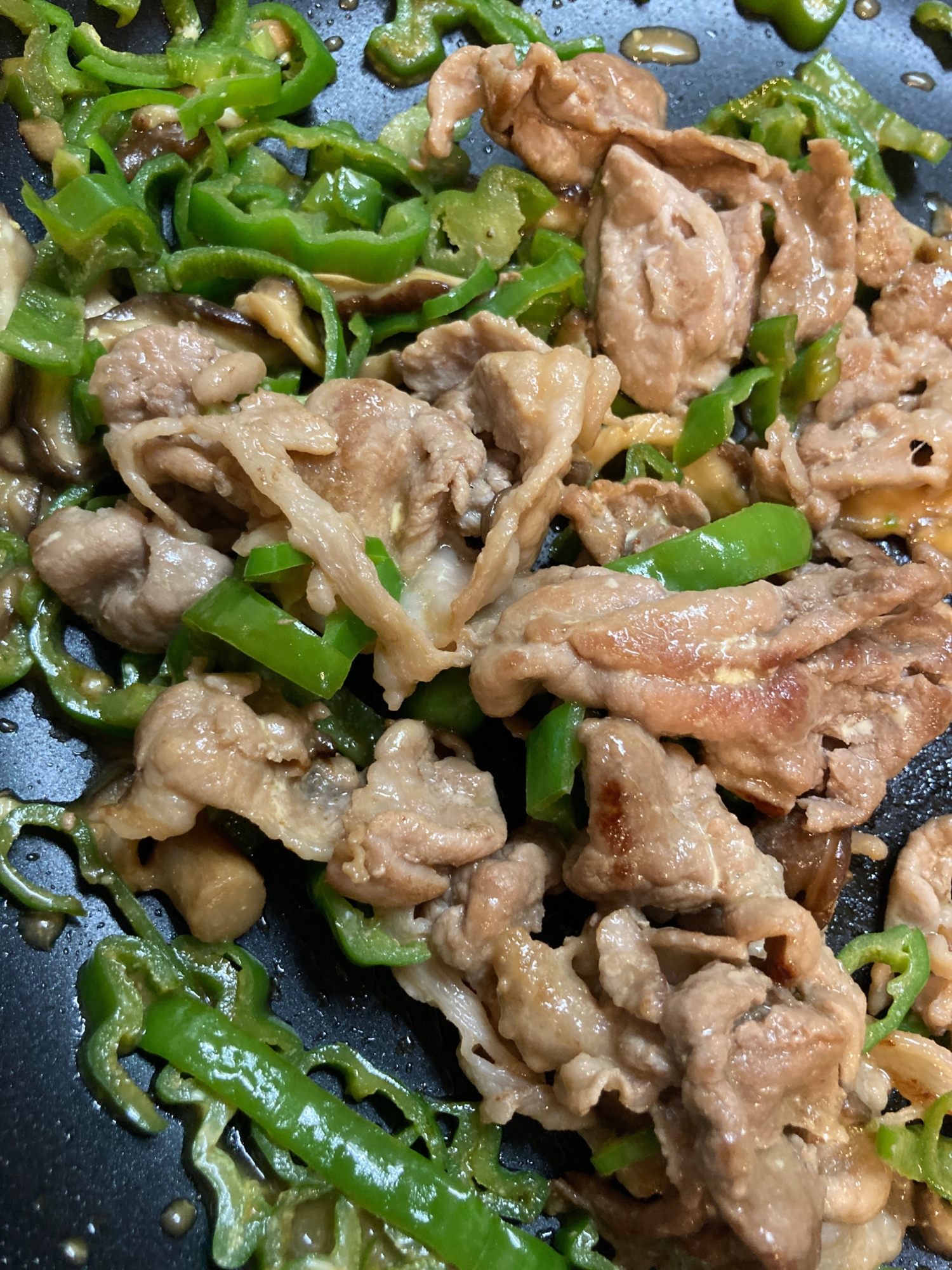 ピーマンとしいたけと豚肉の醤油炒め