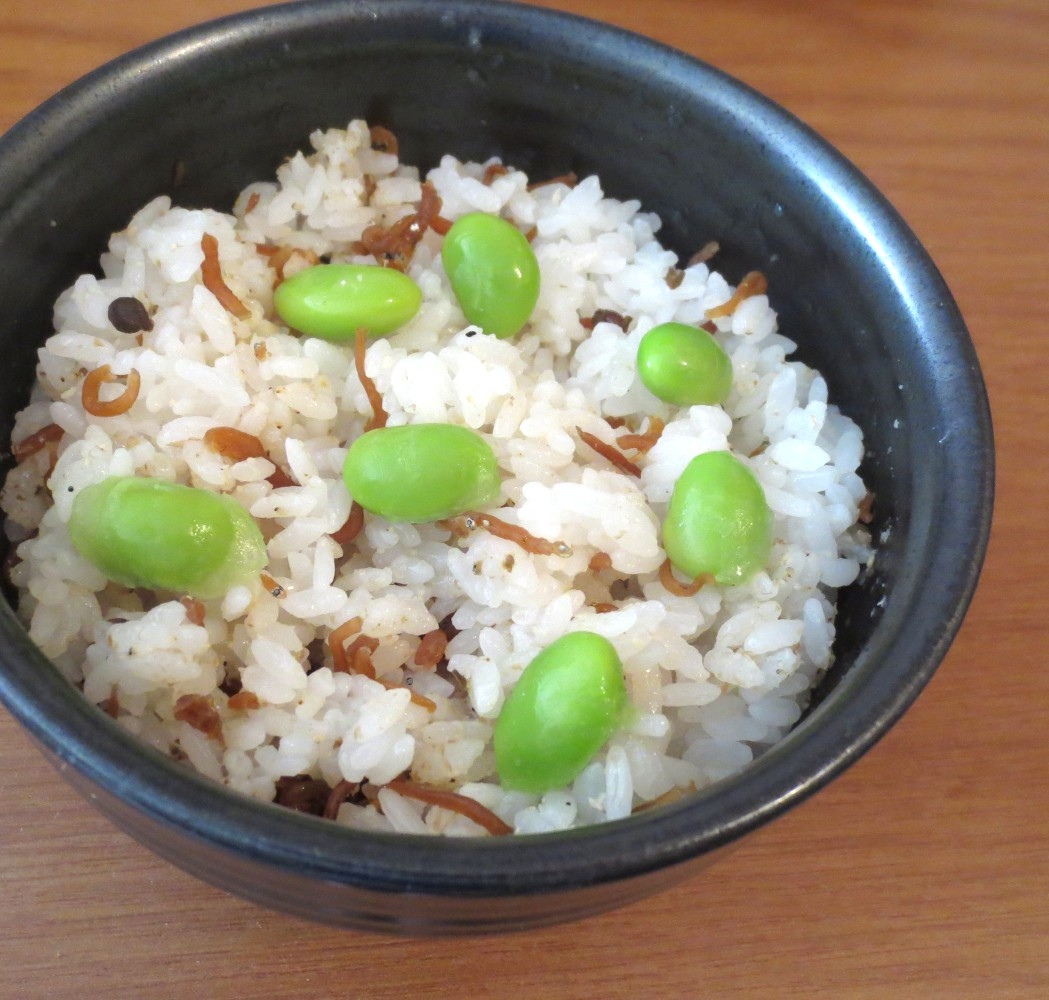 温かいご飯に混ぜるだけ！ちりめんと枝豆の混ぜご飯