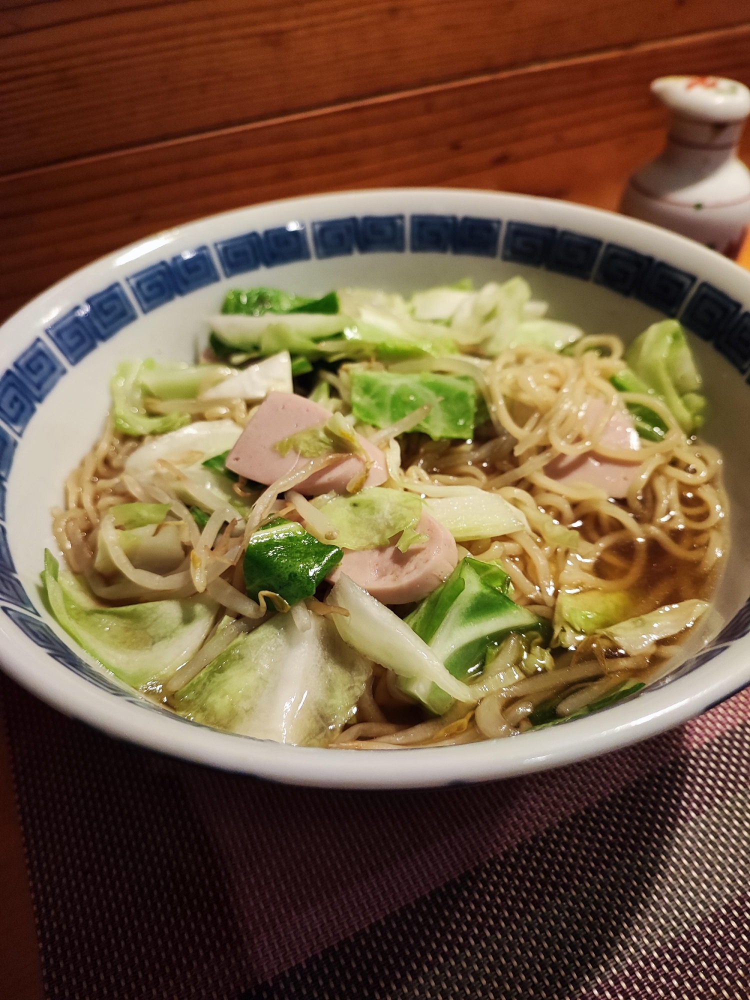 魚肉ソーセージと野菜の醤油ラーメン