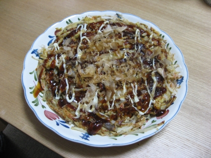 大きなお好み焼きができました！(*＾□＾*)お昼ごはんに安くでおなかいっぱいおいしかったです。火が弱かったようでしっとり…。次はパリッとを目指します！