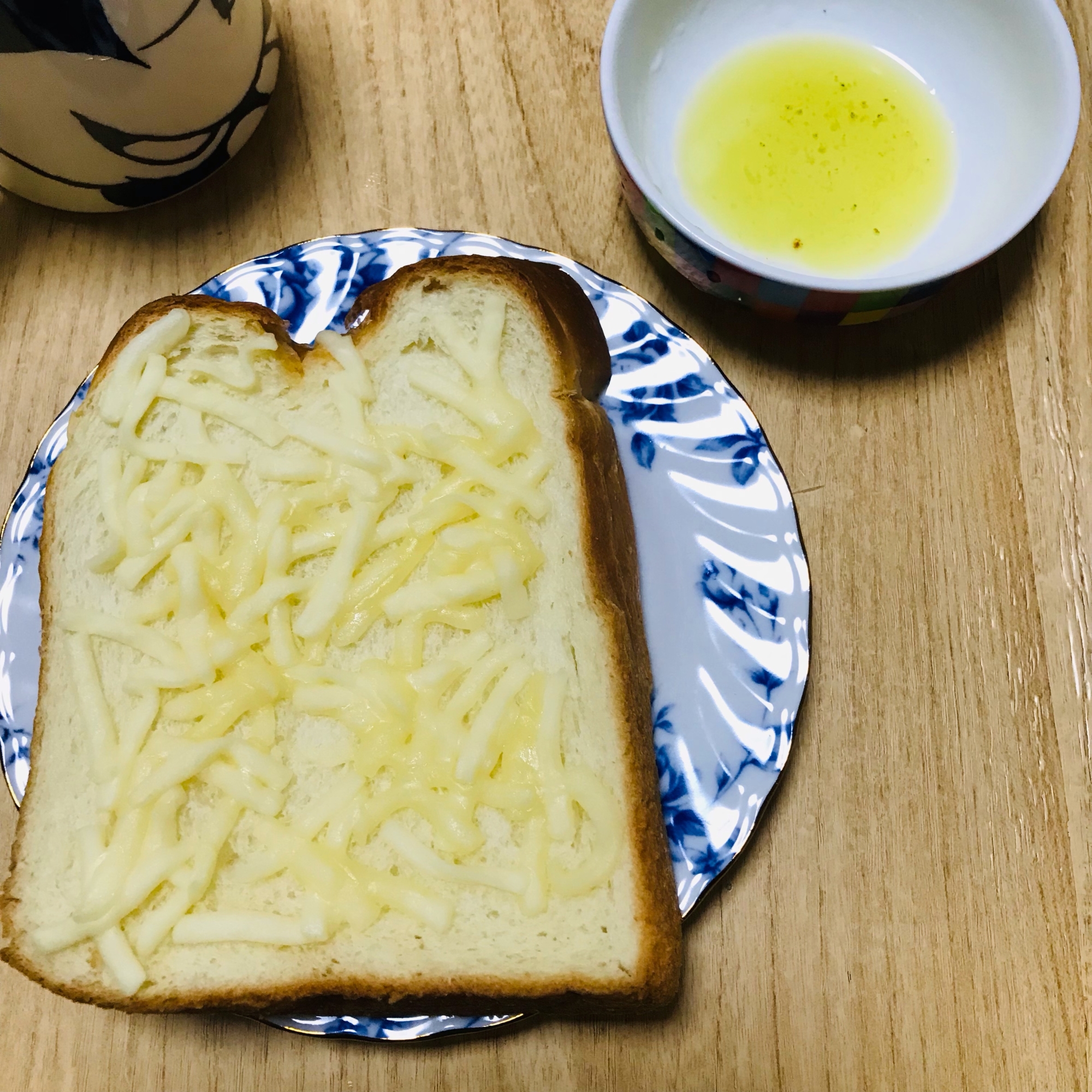 チーズトーストをオリーブオイルで味わう