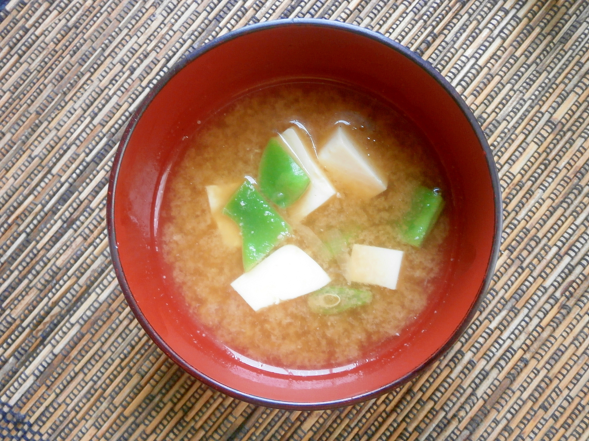 豆腐とモロッコいんげんの味噌汁