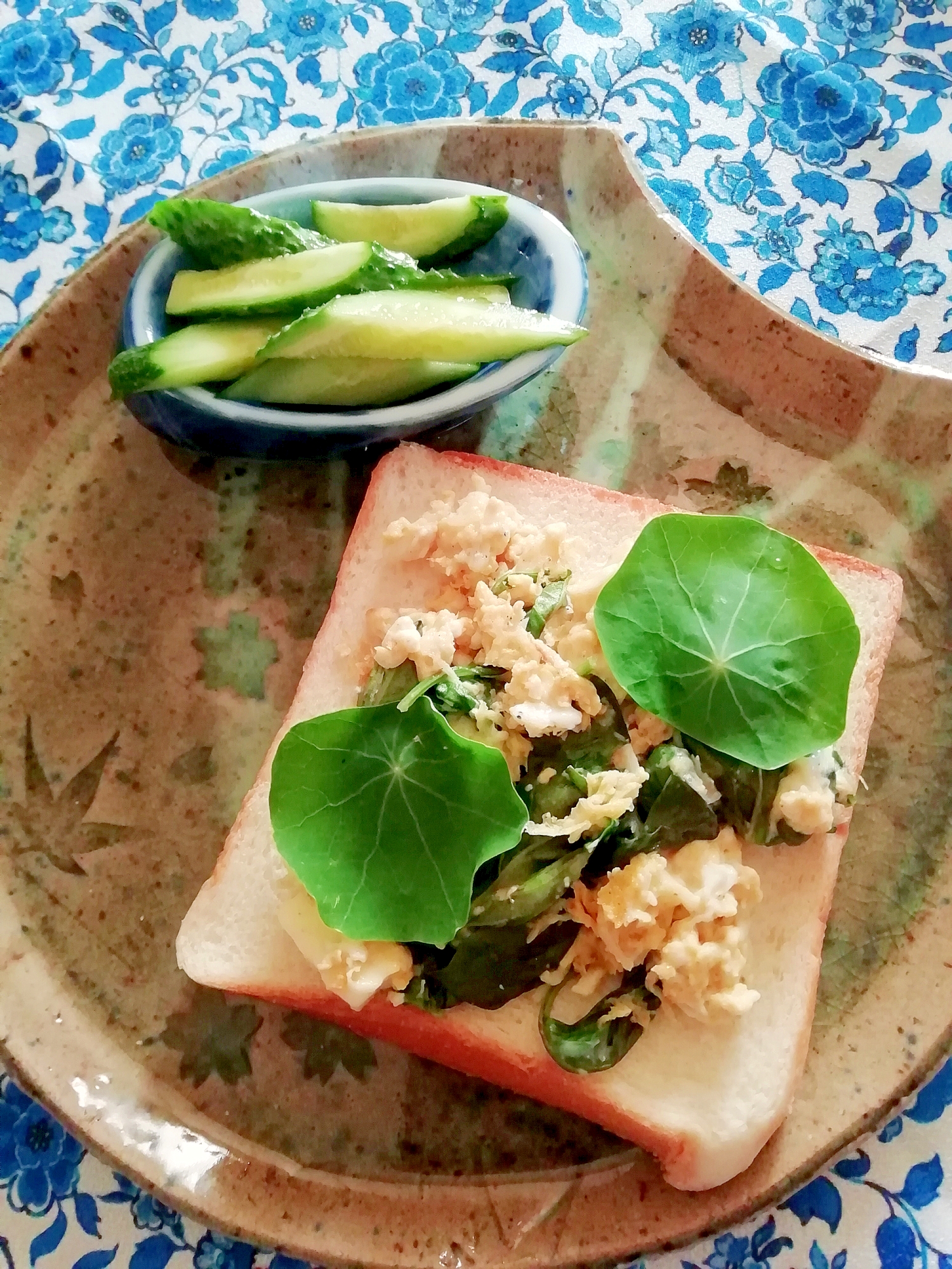 バジルとナスタチウムの朝食トースト