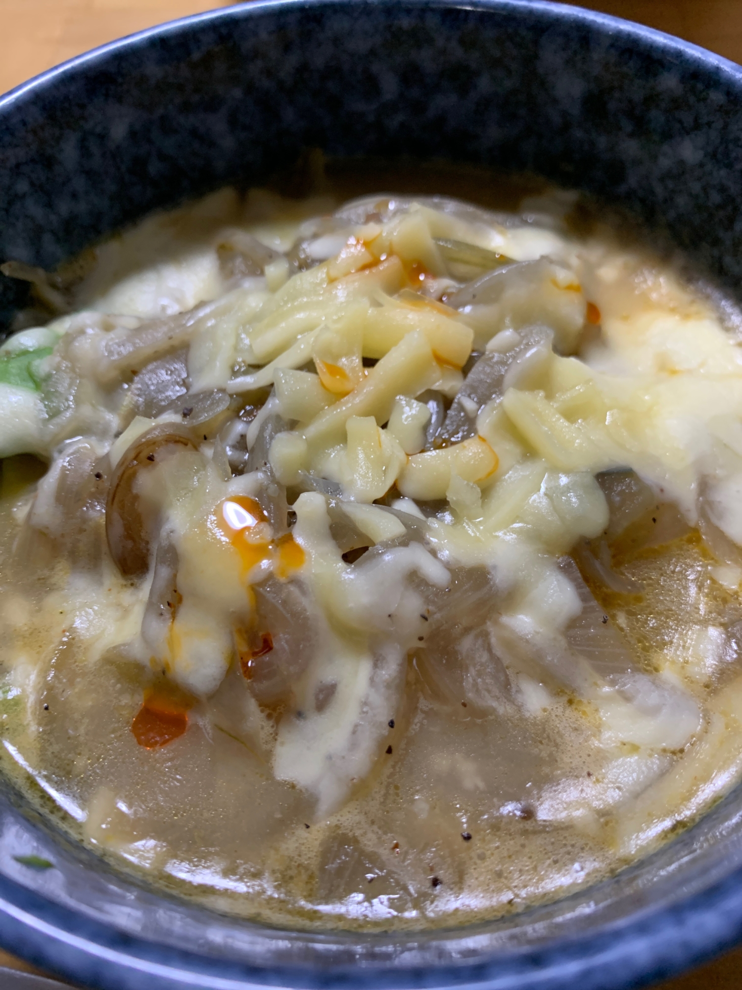 豆腐、アボガド入りのオニオンスープ風