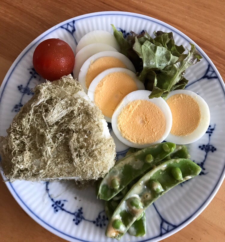 おぼろ昆布おむすびと茹で卵の朝ごはん