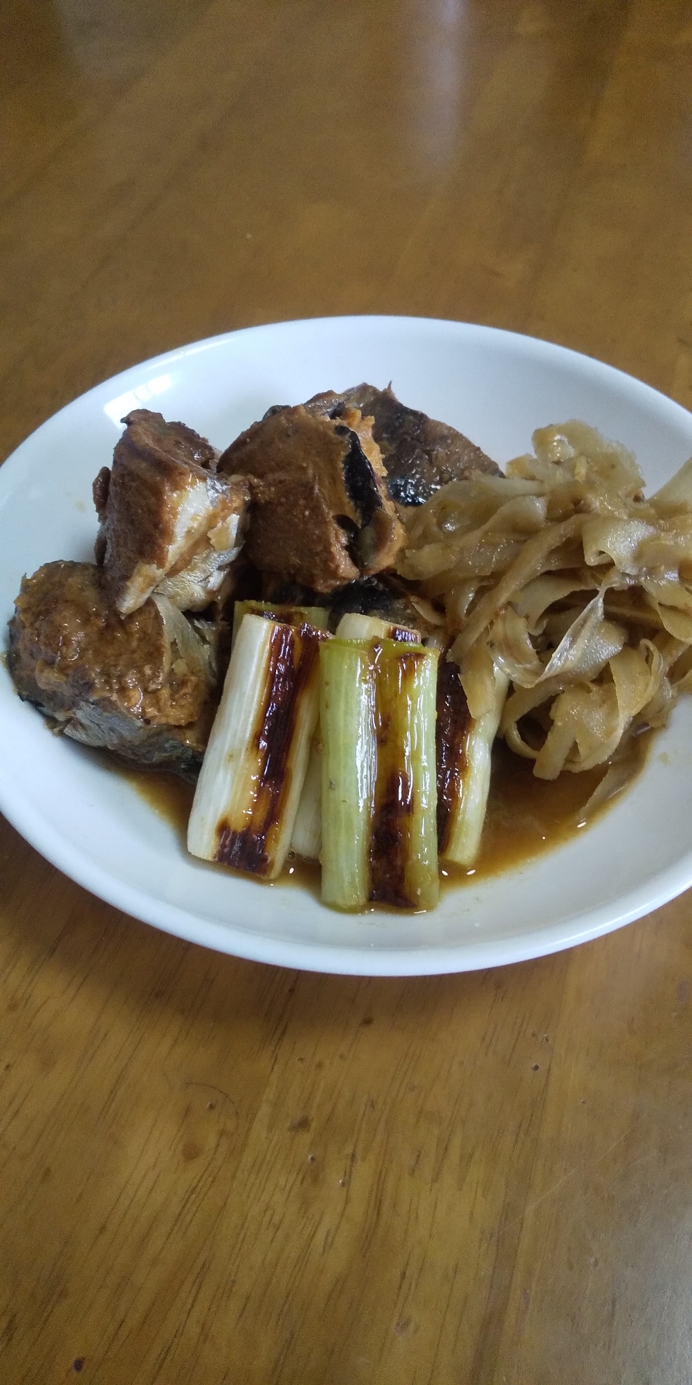 缶詰めでお手軽に！サバとゴボウの味噌煮