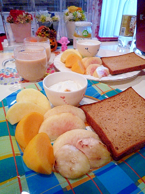 マンゴーヨーグルトとフルーツとトーストの朝食♪
