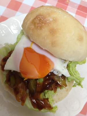 目玉焼きとネギ炒めバーガー★