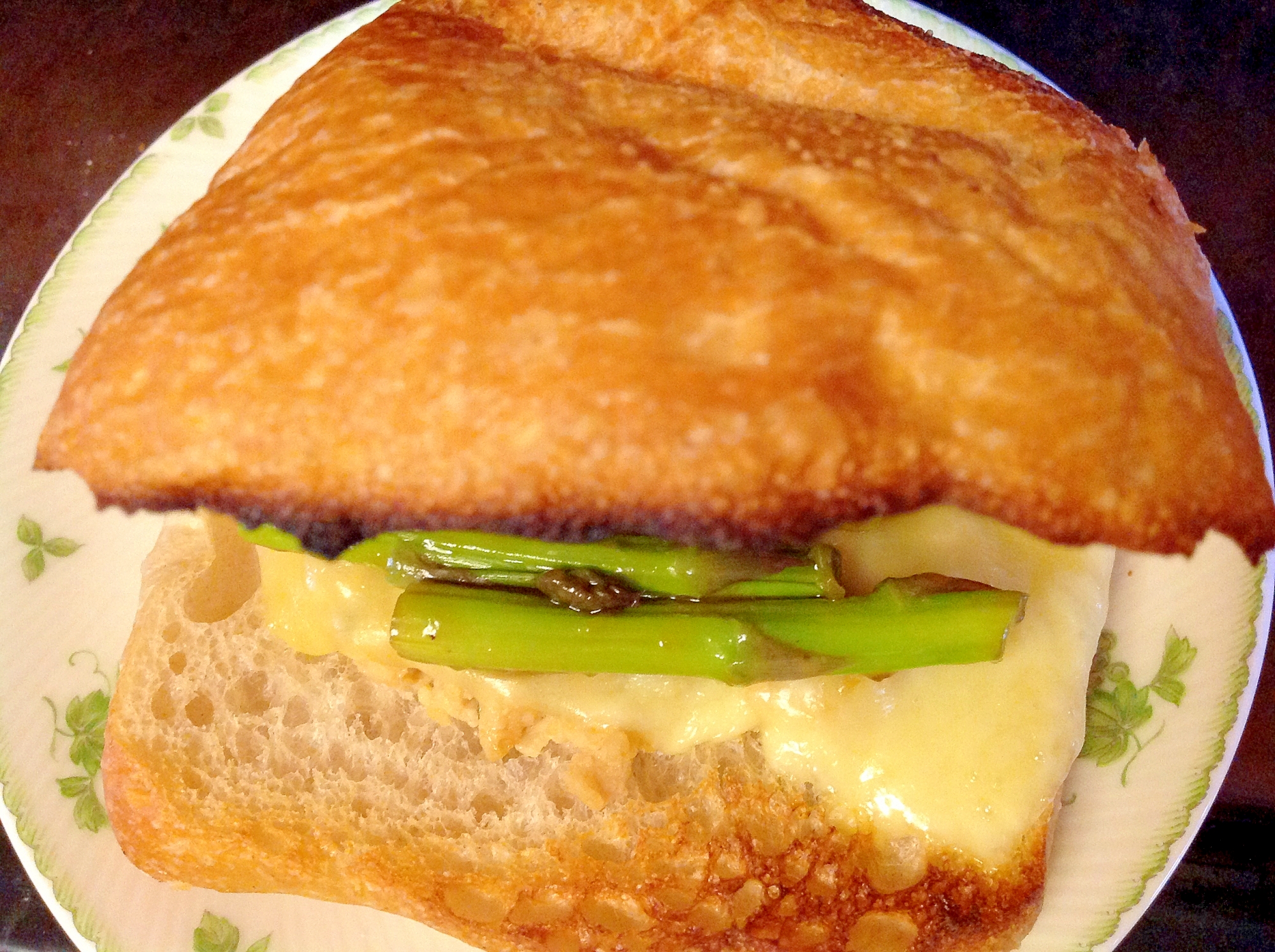 アスパラガスとチーズのサンドイッチ