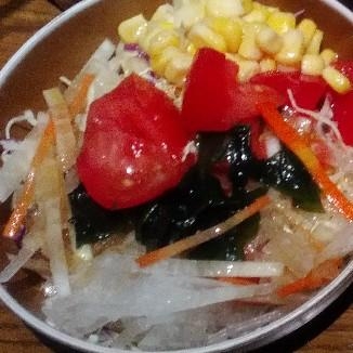 トマト･コーン･キャベツ･大根･人参･わかめサラダ