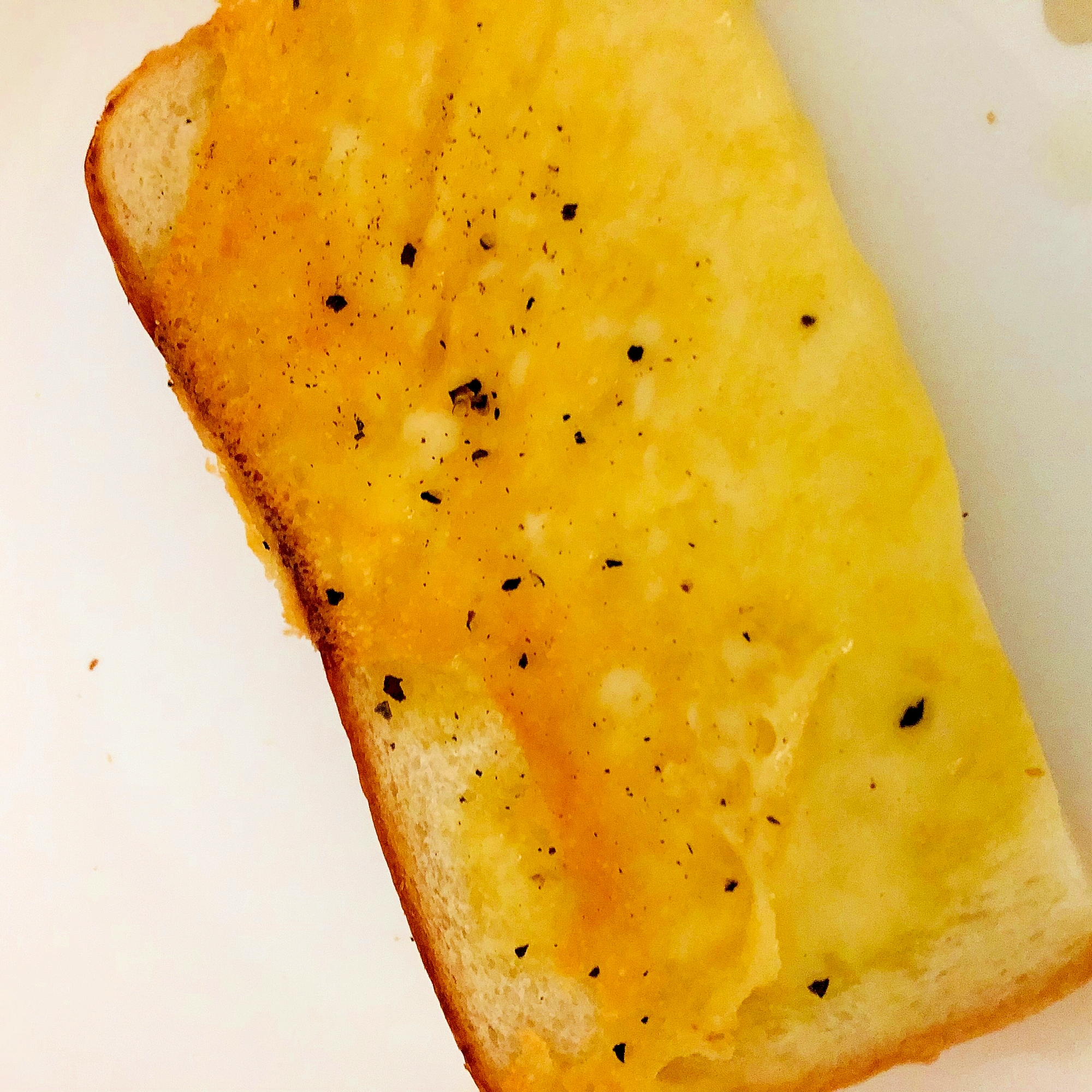 粒マスタードと黒コショウのチーズトースト