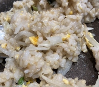 玉ねぎと卵の玄米チャーハン